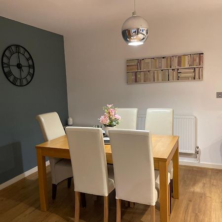 2 Bed, 2 Bath Apartment In Guildford Town Centre With Parking! エクステリア 写真