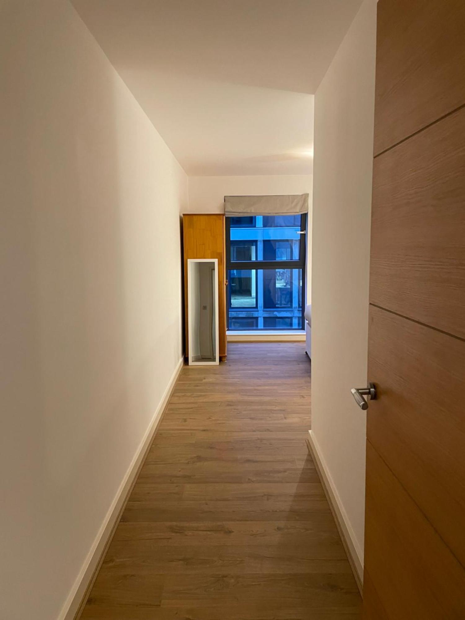 2 Bed, 2 Bath Apartment In Guildford Town Centre With Parking! エクステリア 写真