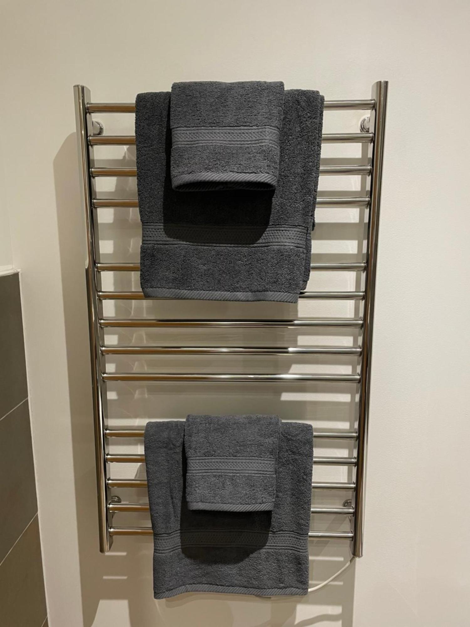 2 Bed, 2 Bath Apartment In Guildford Town Centre With Parking! エクステリア 写真