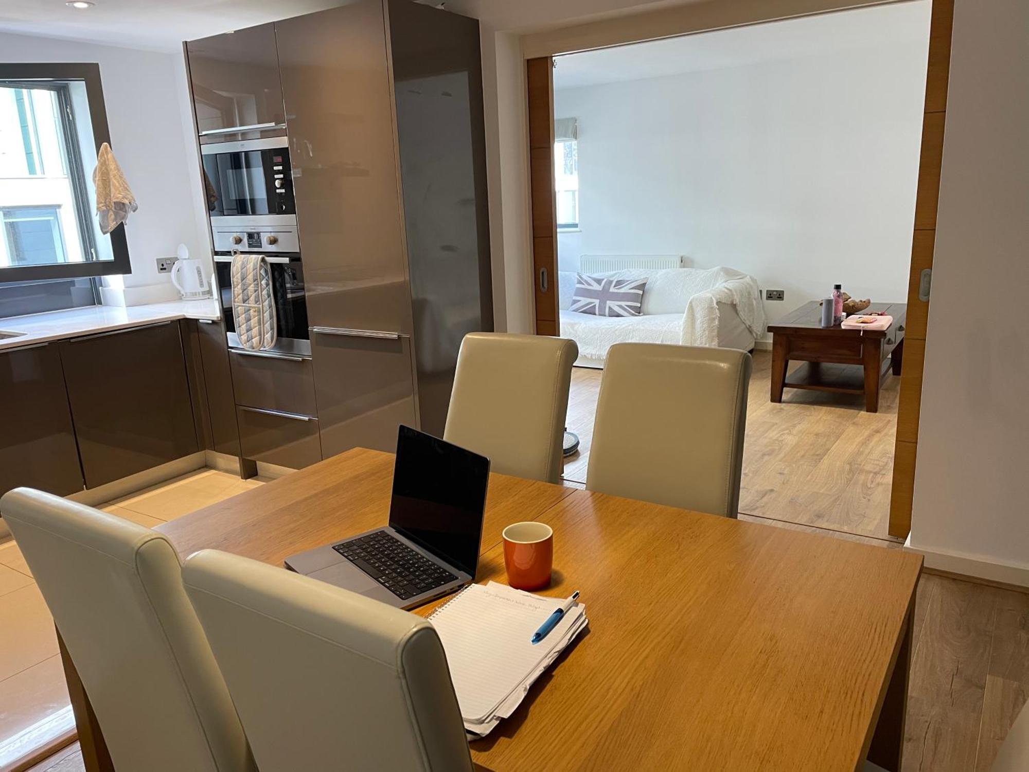 2 Bed, 2 Bath Apartment In Guildford Town Centre With Parking! エクステリア 写真