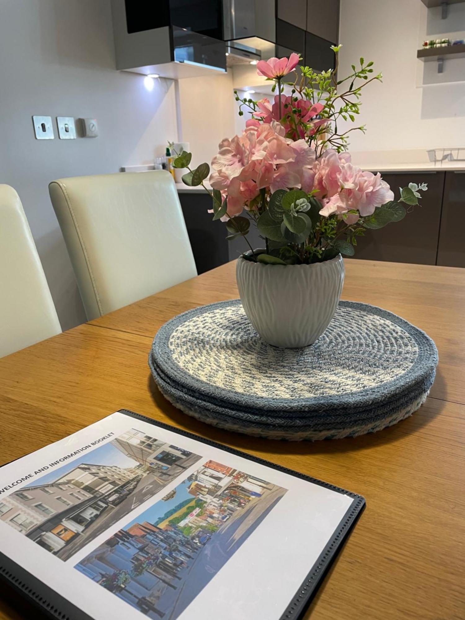 2 Bed, 2 Bath Apartment In Guildford Town Centre With Parking! エクステリア 写真