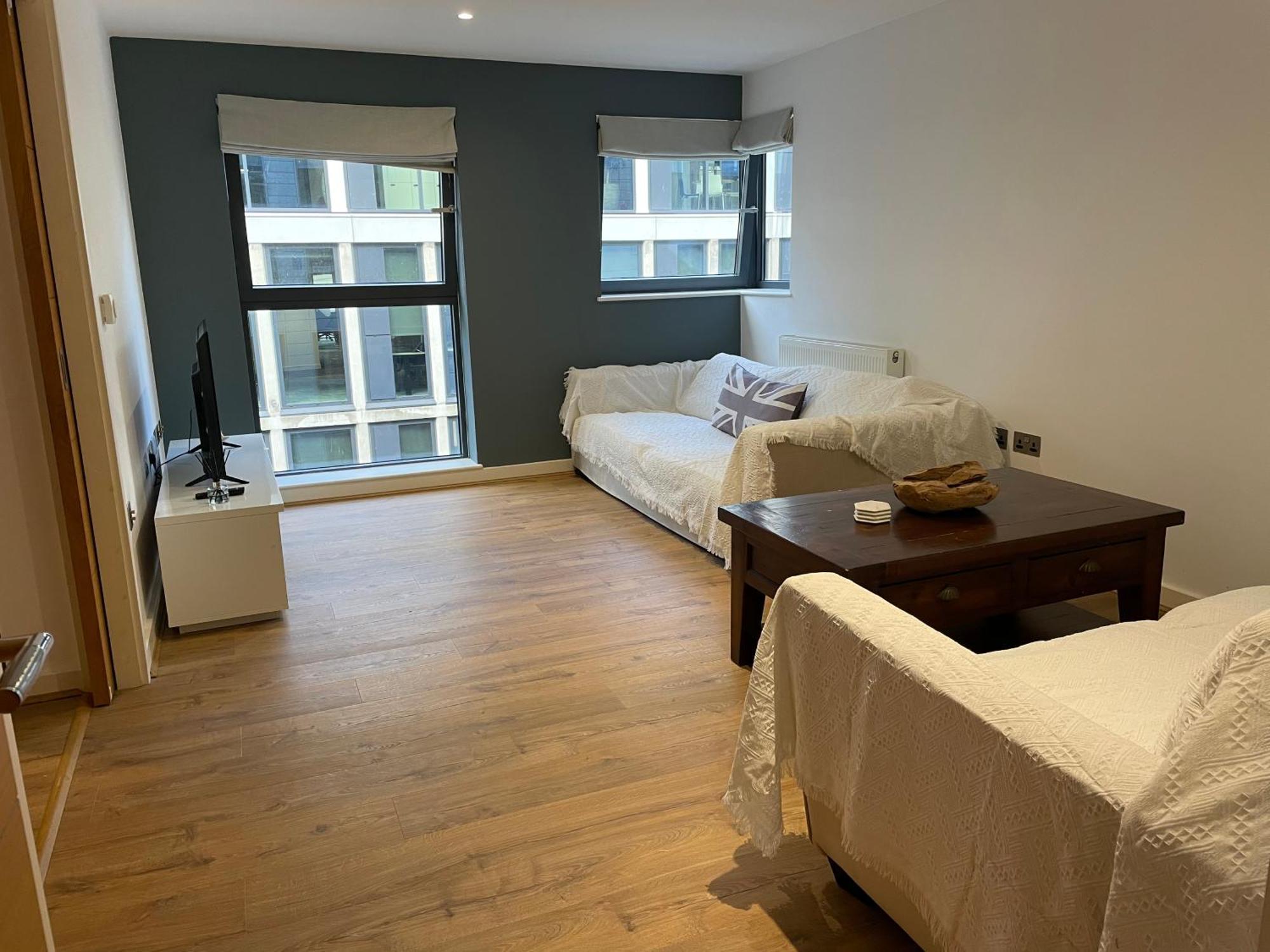 2 Bed, 2 Bath Apartment In Guildford Town Centre With Parking! エクステリア 写真