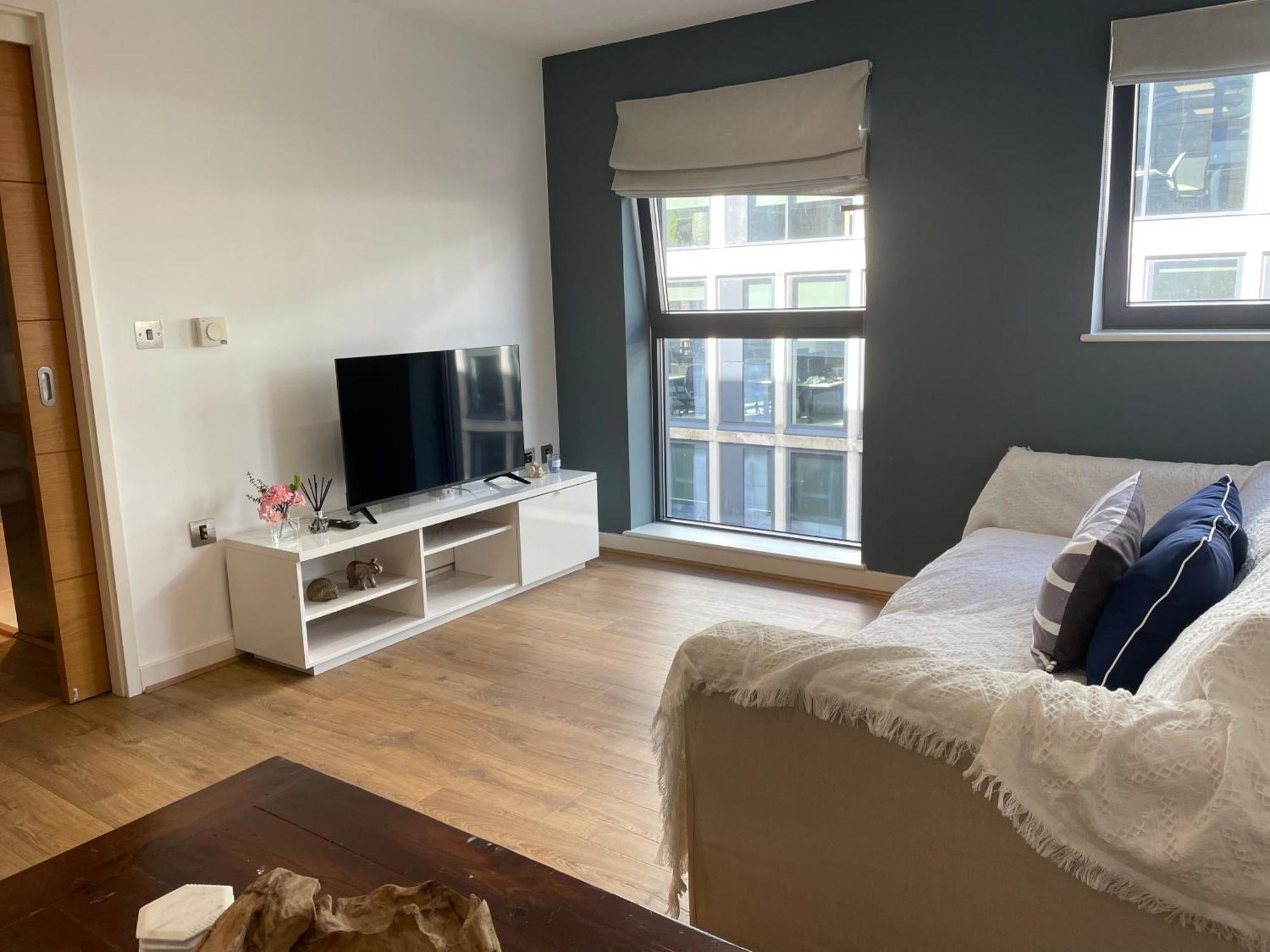 2 Bed, 2 Bath Apartment In Guildford Town Centre With Parking! エクステリア 写真