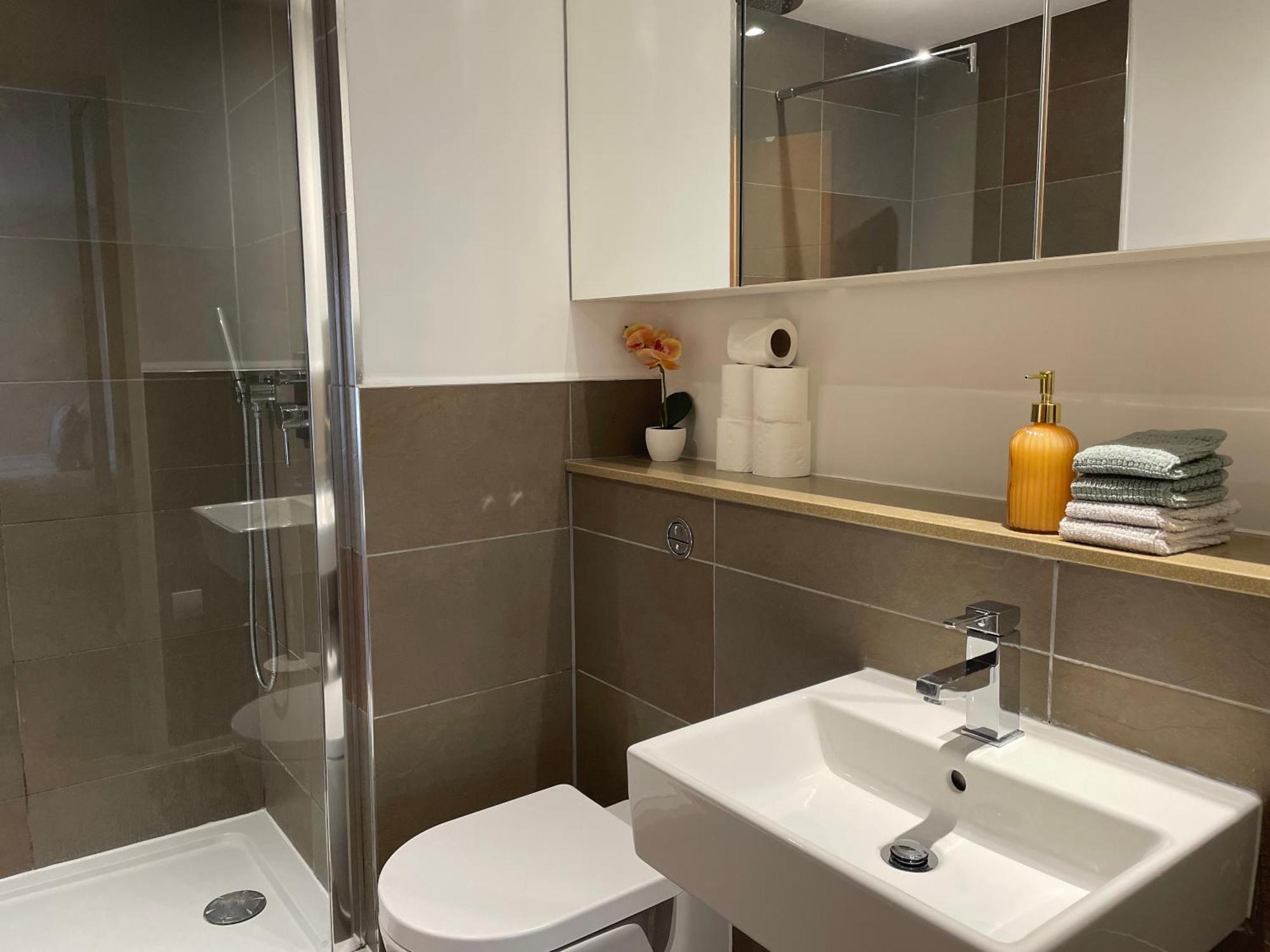 2 Bed, 2 Bath Apartment In Guildford Town Centre With Parking! エクステリア 写真