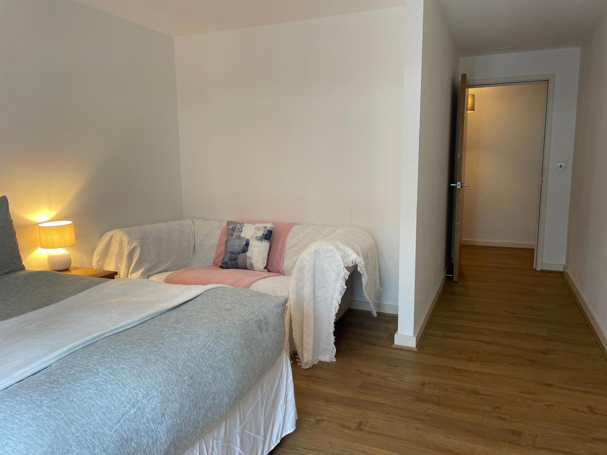 2 Bed, 2 Bath Apartment In Guildford Town Centre With Parking! エクステリア 写真