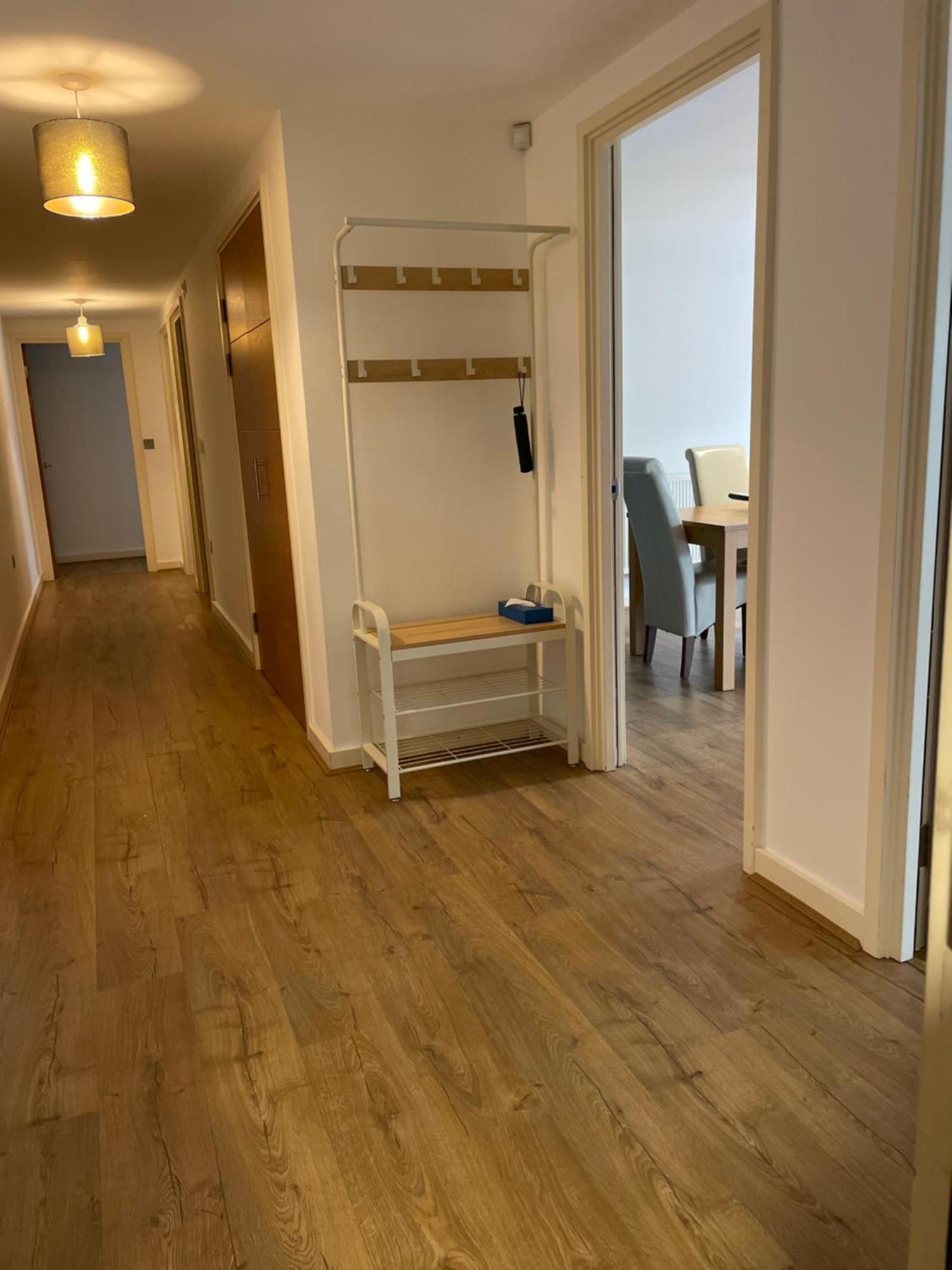 2 Bed, 2 Bath Apartment In Guildford Town Centre With Parking! エクステリア 写真