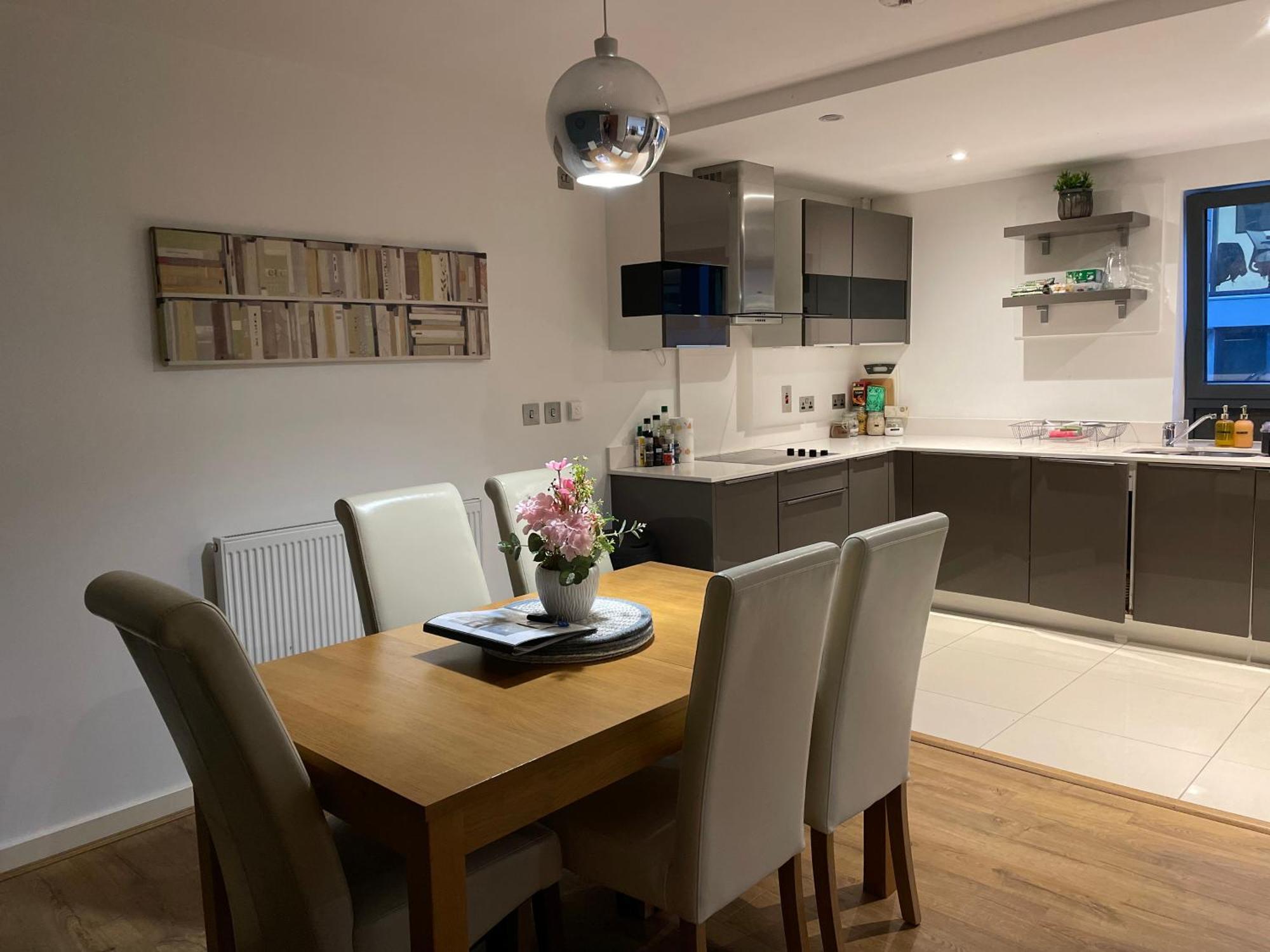 2 Bed, 2 Bath Apartment In Guildford Town Centre With Parking! エクステリア 写真