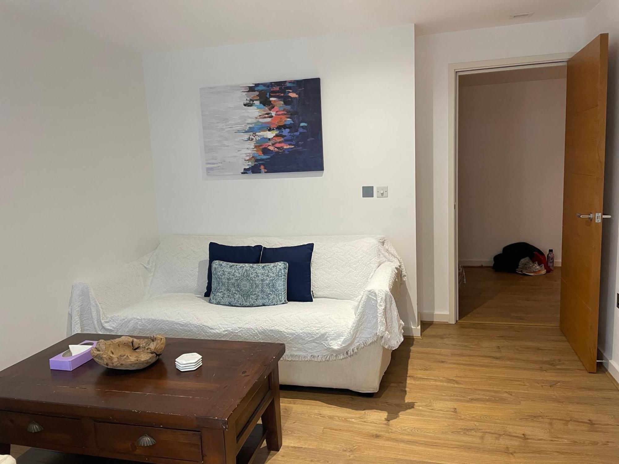 2 Bed, 2 Bath Apartment In Guildford Town Centre With Parking! エクステリア 写真